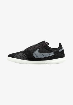 Schwarzer Sneaker mit einer Kombination aus Wildleder und Mesh-Obermaterial, ausgestattet mit grauen Akzenten, perforierten Details und einer weißen Gummisohle.