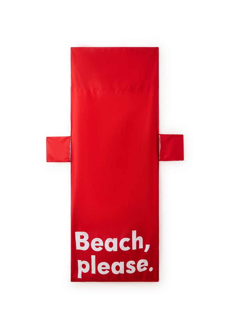 Asciugamano da spiaggia rosso con una trama liscia; presenta il testo "Beach, please." in grandi lettere bianche. Maniglie laterali per un facile trasporto.