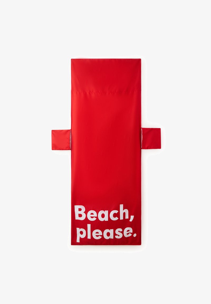 Asciugamano da spiaggia rosso con una trama liscia; presenta il testo "Beach, please." in grandi lettere bianche. Maniglie laterali per un facile trasporto.