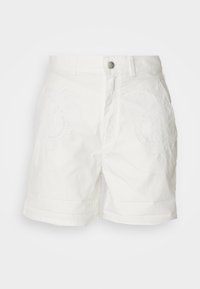 Hvite høyt midjede shorts med frontknapp og subtil blomstermønstring på begge hoftene.