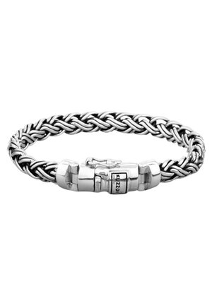 Bracelet chaîne tressée en argent avec fermoir sécurisé gravé "Kuzzo" sur fond blanc.