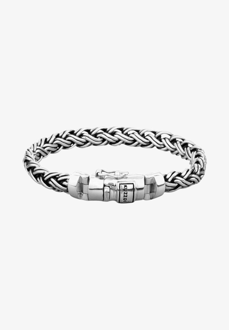 Bracelet chaîne tressée en argent avec fermoir sécurisé gravé "Kuzzo" sur fond blanc.