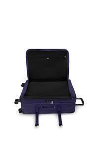 Lila Koffer mit schwarzem Innenraum, ausgestattet mit einem Reißverschluss, einem Zahlenschloss und einem ausziehbaren Griff. Vier Räder für Beweglichkeit.
