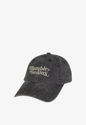 Melnas kokvilnas beisbola cepure ar izliekto maliņu. Uzraksts "Humble Genius" izšūts baltā krāsā. Mīksta, strukturēta auduma ar sešām ventilācijas atverēm.
