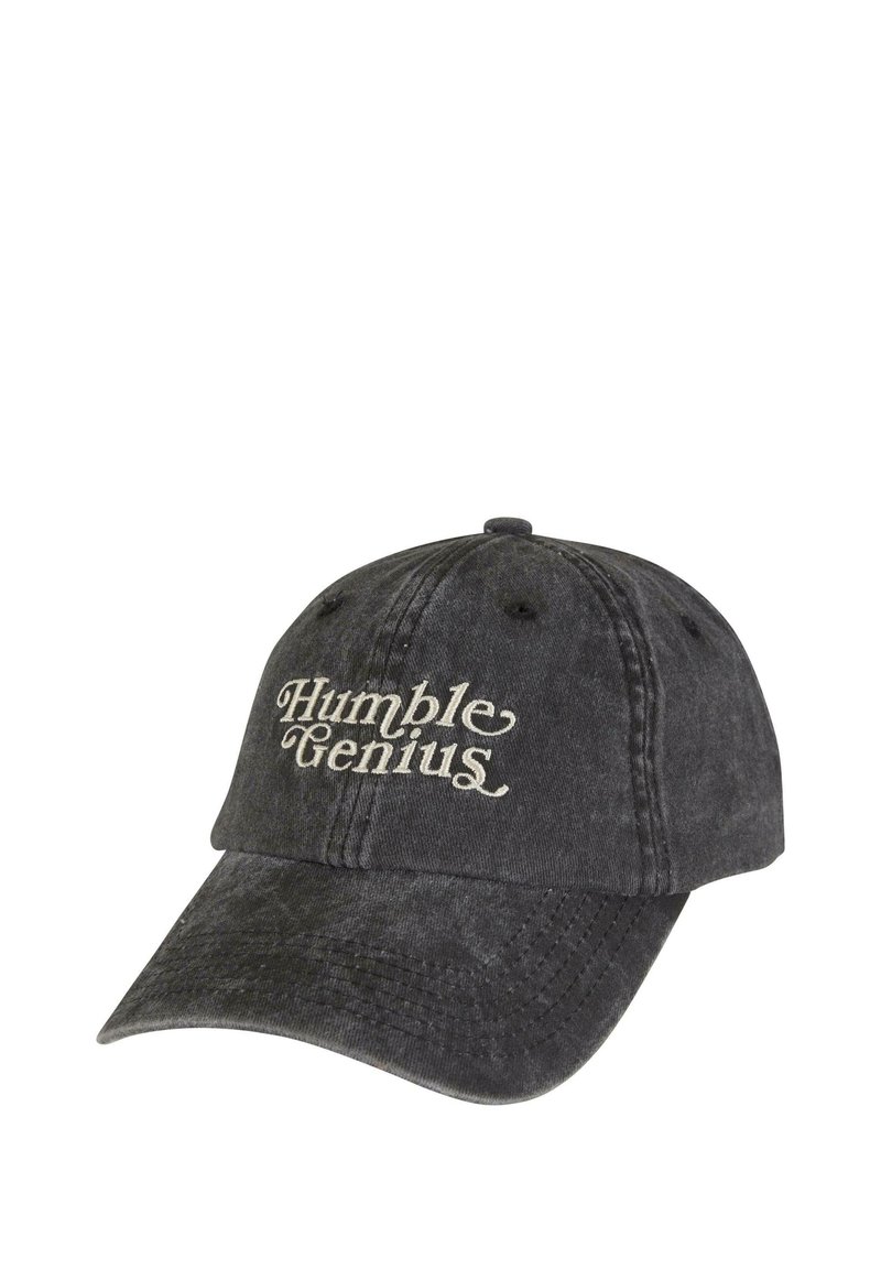 Juodas medvilnės beisbolo kepurė su lenktu kraštu. Rodyklės "Humble Genius" siuvinėjimas balta spalva. Minkšta, tekstūruota medžiaga su šešiais vėdinimo skylėmis.