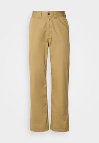 Pantalon beige à jambes droites avec passants de ceinture, fermeture à bouton et poches avant, présenté sur un fond blanc.