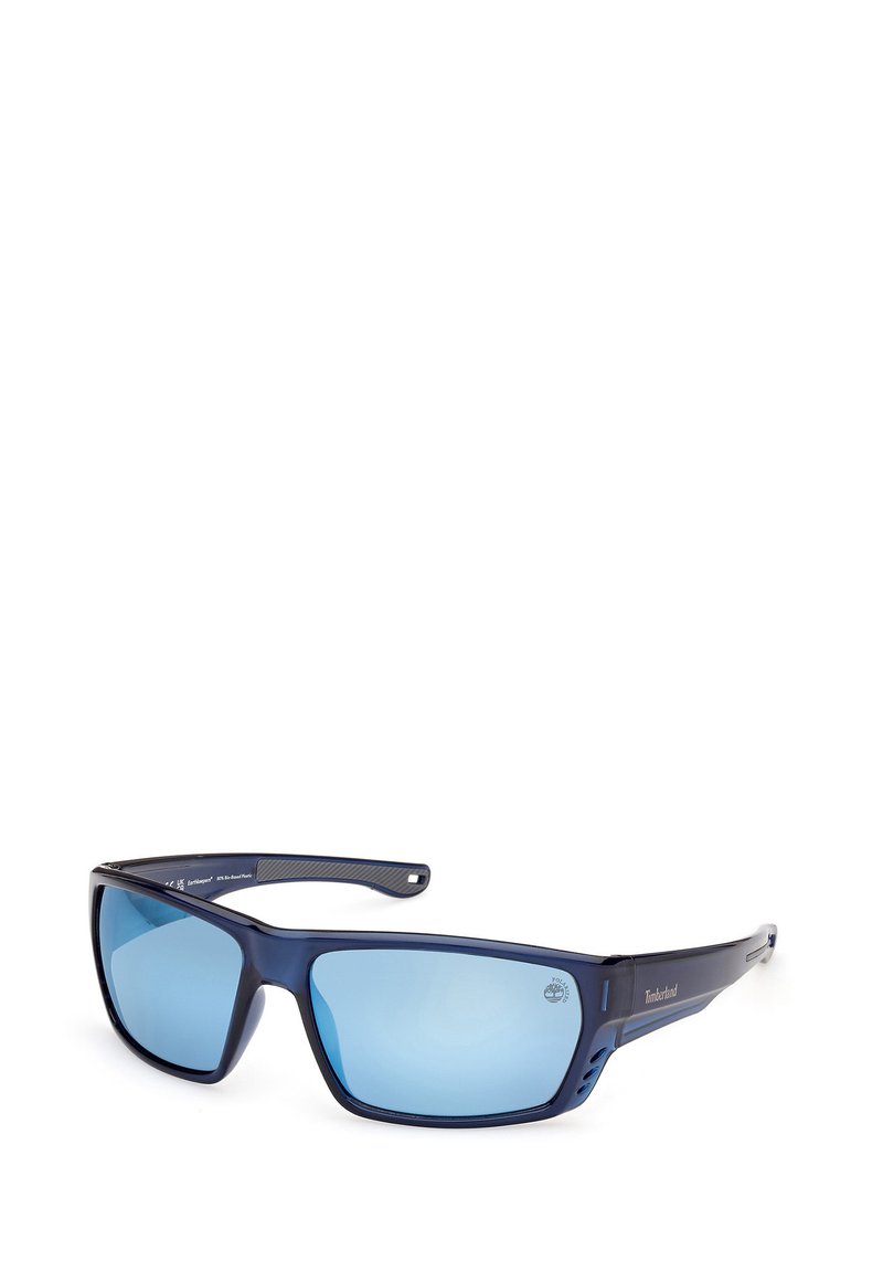 Niebieskie prostokątne okulary przeciwsłoneczne Timberland z przyciemnianymi soczewkami i lekko zakrzywionymi zausznikami, przedstawione pod kątem trzech czwartych na białym tle.