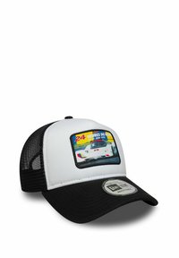 Casquette de camionneur noir et blanc avec un dos en mesh. Présente un patch coloré représentant une voiture de course et le texte "24 Heures du Mans."