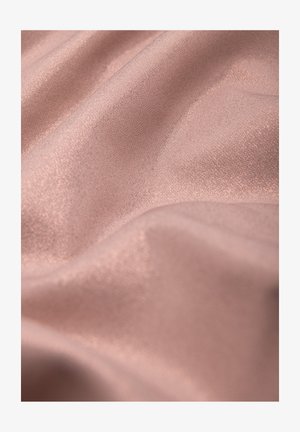 Miękka, gładka, bladoróżowa tkanina z delikatnymi fałdami i subtelnym połyskiem odbijającym światło.