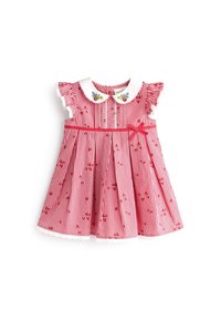 Rød og hvid stribet babydress med flæseærmer, broderet hvid krave, lille blomsterprint og en rød buebånd i taljen.