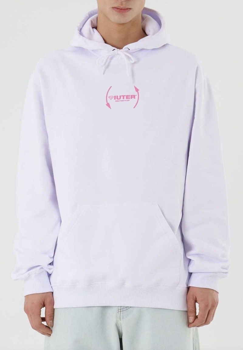 Felpa bianca con tasca frontale, cappuccio regolabile con cordino e un piccolo logo rosa. Il tessuto sembra morbido e liscio, con polsini e orlo a coste.