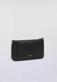 Borsa a tracolla nera in pelle con una texture liscia, dotata di chiusura con zip e una tasca frontale applicata. Branding discreto nella parte inferiore.