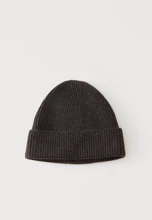 Bonnet en maille côtelée gris foncé avec revers plié, placé sur un fond clair uni.