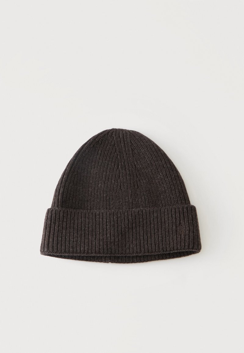 Bonnet en maille côtelée gris foncé avec revers plié, placé sur un fond clair uni.