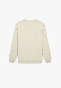 Suéter de punto beige con mangas largas, cuello redondo y una textura suave. La parte trasera presenta un diseño simple y sin adornos.