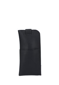 Étui pour téléphone en cuir noir au design élégant et épuré, avec une poche avant et une fermeture à pression en haut. Texture lisse.