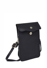 Étui à téléphone en cuir noir avec fermeture à pression, surface texturée et sangle réglable ; présente un rabat arrondi et des accents de quincaillerie argentée.