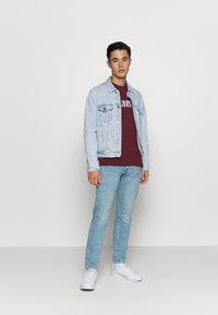 Levi's® 502™ TAPER - Calças de ganga de corte afunilado - light-blue denim