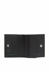 Schwarze Geldbörse aus recyceltem Leder mit zwei Kartenfächern, Druckknopfverschluss und glatter Textur mit dezent sichtbaren Nähten.