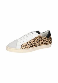 Sneakers in pelle bianca con pannello laterale a stampa leopardata, tacco nero e punta grigia texturizzata. Chiusura con lacci e interno imbottito.