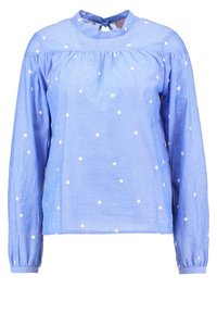 Blouse à manches longues bleu clair en tissu léger, ornée de motifs d'étoiles blanches, avec un col montant et des détails froncés aux épaules.