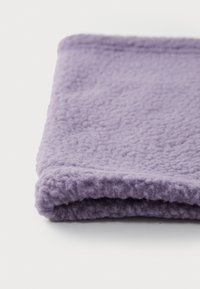 Violet spalvos fliso antklodė, minkšta tekstūra, sulankstyta kraštas, kompaktiškas dizainas, pasižymintis puriu jausmu ir subtiliu, vienodu paviršiaus raštu.