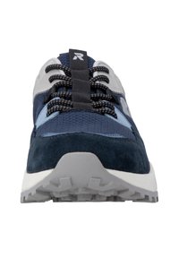 Marineblaue und hellblaue Sportschuhe aus einer Mischung von Mesh- und Wildledermaterialien, mit strukturierten Schnürsenkeln und einer grauen Gummisohle.