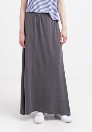 Pitkä harmaa maksihame, valmistettu pehmeästä ja joustavasta kankaasta, jossa joustava vyötärö, yhdistetty raidalliseen lyhythihaiseen toppiin ja valkoisiin lenkkareihin.