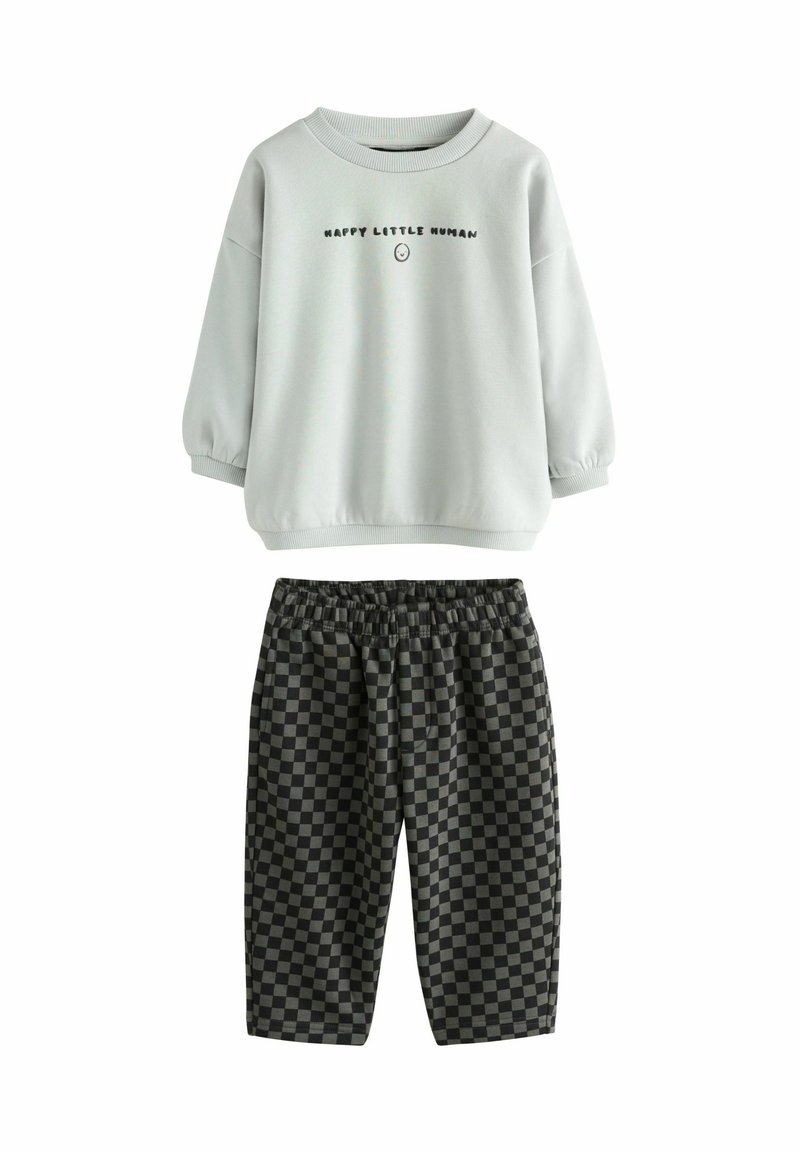 Hellgrauer Sweatshirt mit bedrucktem Text, kombiniert mit schwarz-grau karierten Shorts. Beide bestehen aus weichem, bequemem Material.