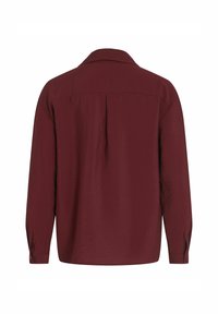 Chemise bordeaux à manches longues avec col, poignets boutonnés et pli central dans le dos, vue de dos sur fond blanc.