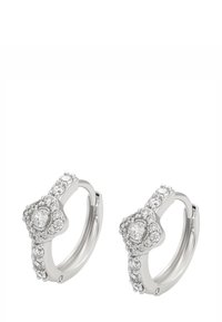 Silberne Creolen mit runden, klaren Edelsteinen, die in einem floralen Muster auf der Vorderseite jeder Ohrcreole angeordnet sind und auf einem weißen Hintergrund funkeln.