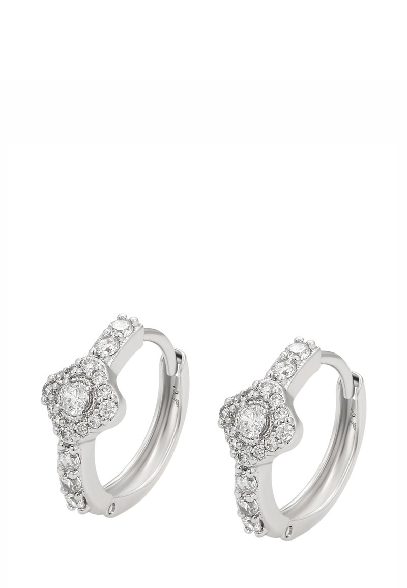 Silberne Creolen mit runden, klaren Edelsteinen, die in einem floralen Muster auf der Vorderseite jeder Ohrcreole angeordnet sind und auf einem weißen Hintergrund funkeln.