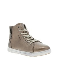 Baskets montantes en cuir métallisé taupe avec semelle en caoutchouc blanche, bout rond et accents texturés contrastants. Elles disposent d'un système de laçage et d'une fermeture éclair.