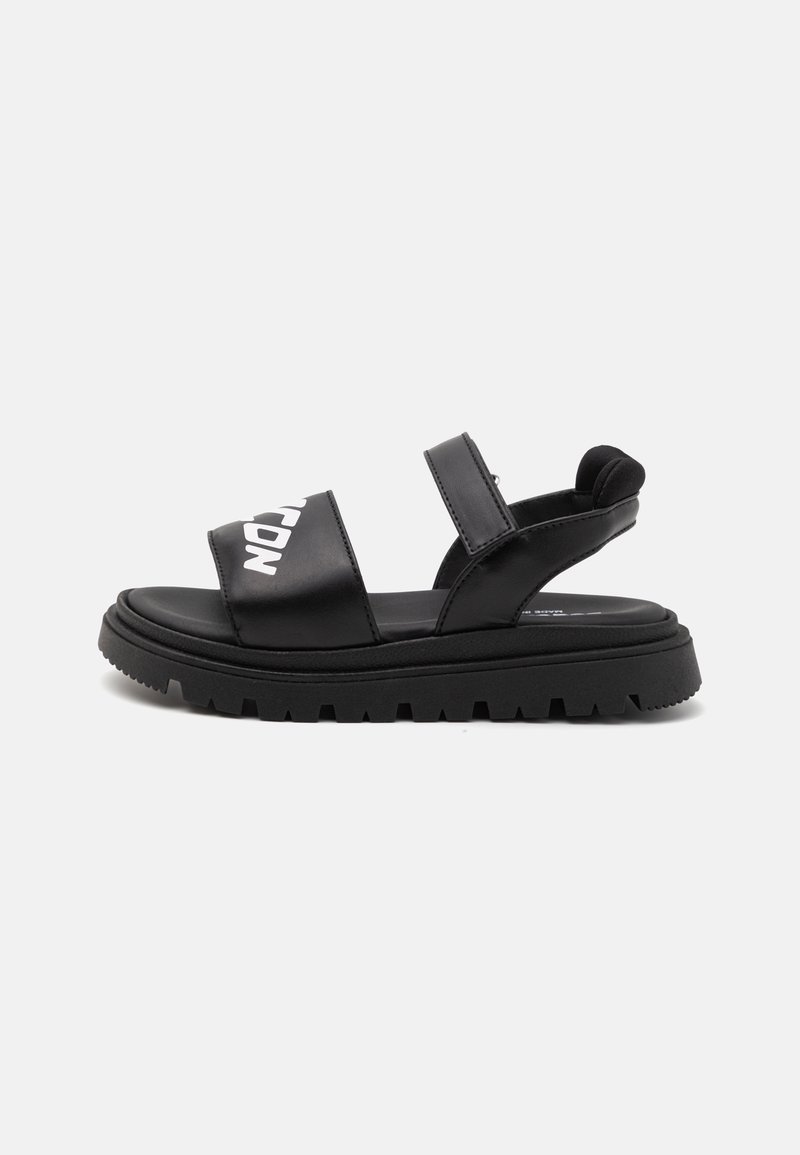 Svarta sandaler med två breda remmar, justerbara kardborrestängningar och en tjock, strukturerad sula. Har vit logotyp på den övre remmen.