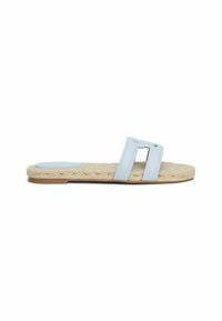 Ljusblå slide-sandal med två breda remmar i glänsande material, med en jutesula och platt gummisula.