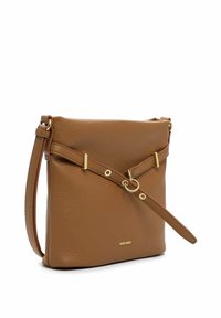 Bolso bandolera de cuero marrón con correa ajustable y herrajes dorados, con un logo frontal y acabado texturizado.