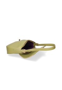Borsa a tracolla verde in pelle con una forma strutturata, accessori in oro e un interno viola. Presenta una tracolla regolabile e una chiusura sicura.