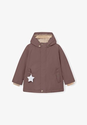 Giacca imbottita con cappuccio in un tenue color malva con fodera beige. Presenta due tasche con bottoni a pressione e un'etichetta a forma di stella bianca attaccata. Materiale morbido.