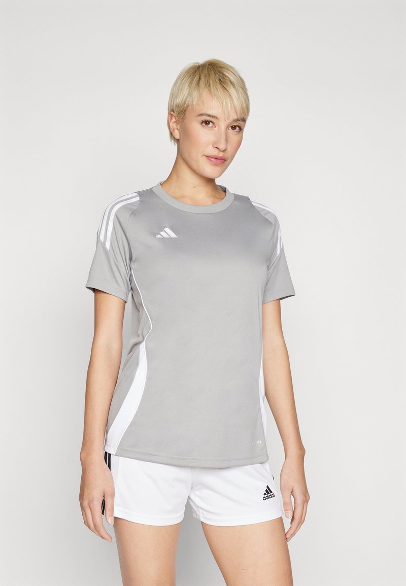 Grå trenings t-skjorte med hvite detaljer, korte ermer, rund hals, og Adidas-logo på brystet. Matchet med hvite treningsshorts.