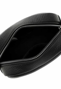 Borsa nera in pelle con una texture a grana, dotata di una cerniera argento e un'apertura superiore. L'interno è scuro e liscio.