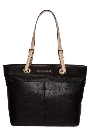 Schwarze Leder-Tote-Bag mit beigen verstellbaren Schulterriemen und goldenem Markenlogo auf der Vorderseite in der Mitte.