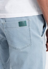 Ombre WITH  POCKET - Zúžené džíny - light indigo