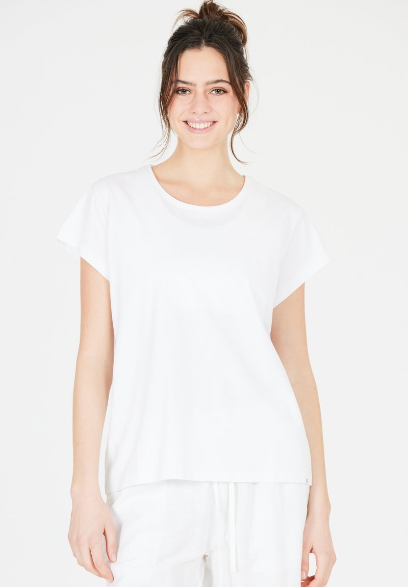 Valkoinen puuvillainen t-paita, jossa on pyöreä kaula-aukko ja lyhyet hihat, rento istuvuus ja sileä pinta. Yksinkertainen malli, ilman kuoseja tai koristeita.