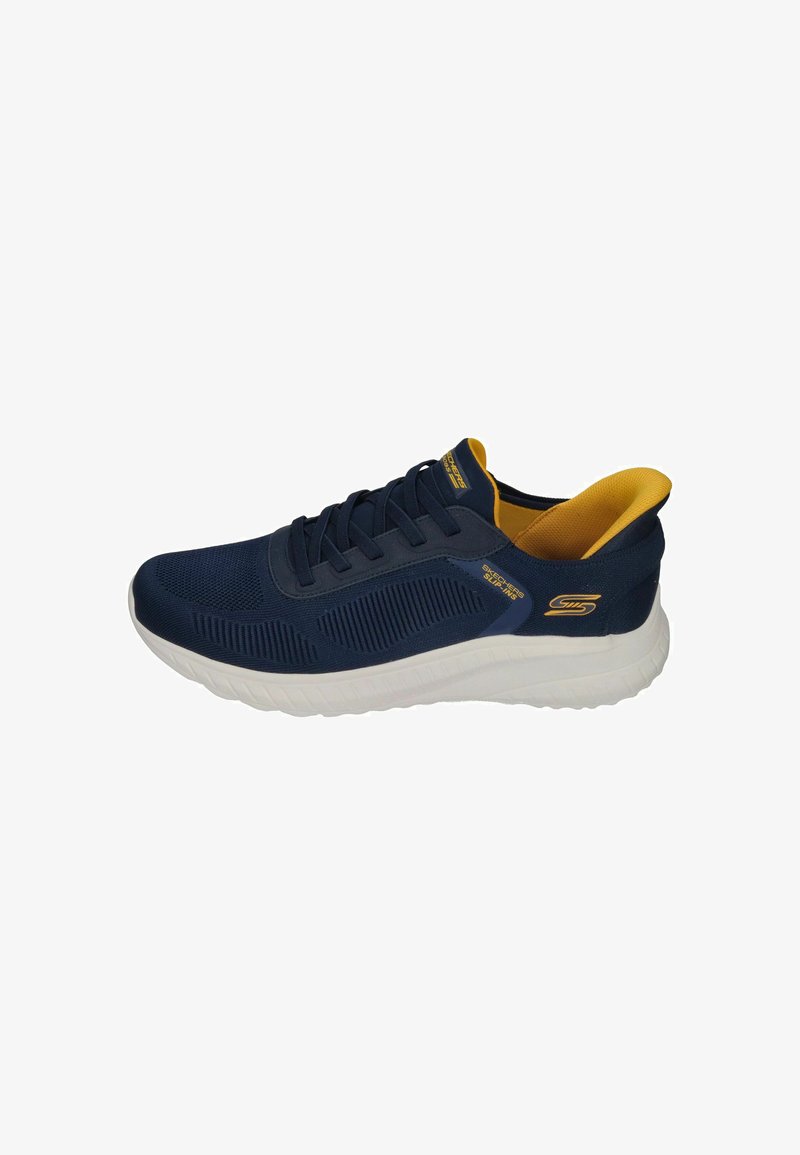 Zapatilla deportiva navy con parte superior de malla texturizada, media suela blanca, interior amarillo y acentos grises, diseñada para la comodidad y el soporte.