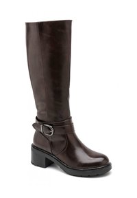 Botte en cuir marron jusqu'au genou avec un talon épais, un large cône et une sangle unique dotée d'une boucle en argent. Texture lisse sur l'ensemble.