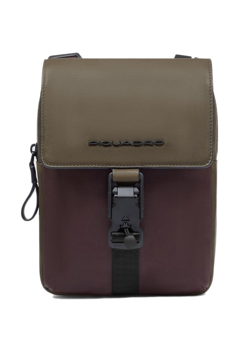 Borsa a tracolla verde e bordeaux con finitura in pelle liscia, caratterizzata da una chiusura in metallo nero e dal logo sulla parte frontale.