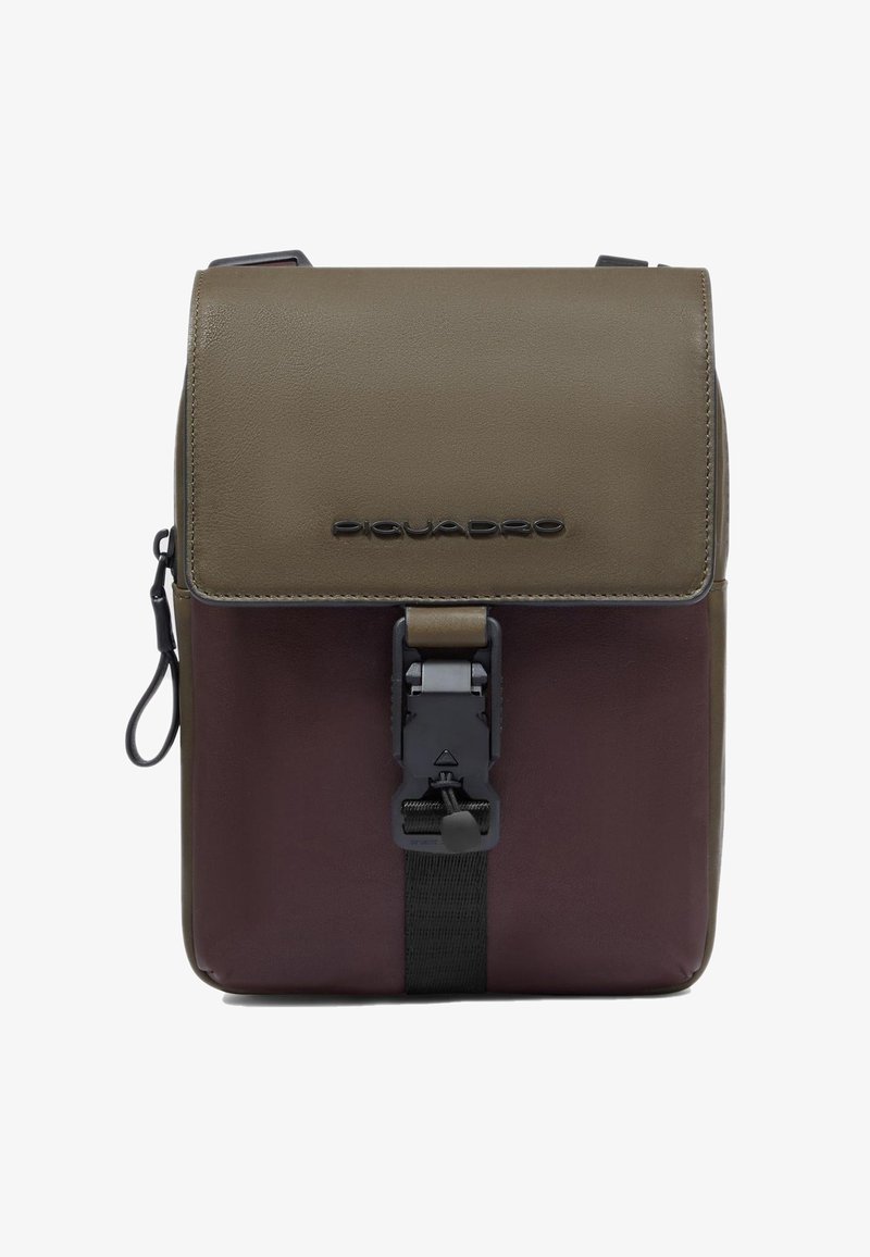 Borsa a tracolla verde e bordeaux con finitura in pelle liscia, caratterizzata da una chiusura in metallo nero e dal logo sulla parte frontale.