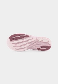 Σόλα παπουτσιού με κυματιστό σχέδιο πέλματος σε ανοιχτό ροζ και σκούρα μωβ ελαστικά σημεία σε απλό ανοιχτό γκρι φόντο.