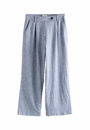 Brede broek in een lichtblauwe, gestructureerde stof. Beschikt over twee voorzakken en een enkele knoopsluiting in de taille.