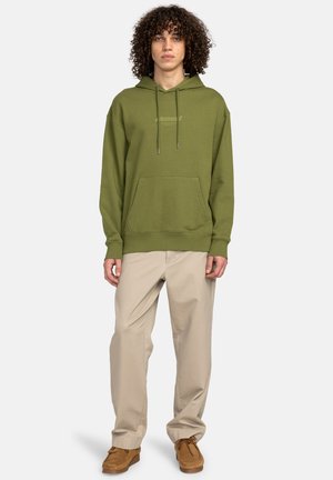Groene katoenen hoodie met een voorzak, verstelbare trekkoordkap, en een kleine logo-opdruk. Draag het met beige broeken en bruine schoenen.
